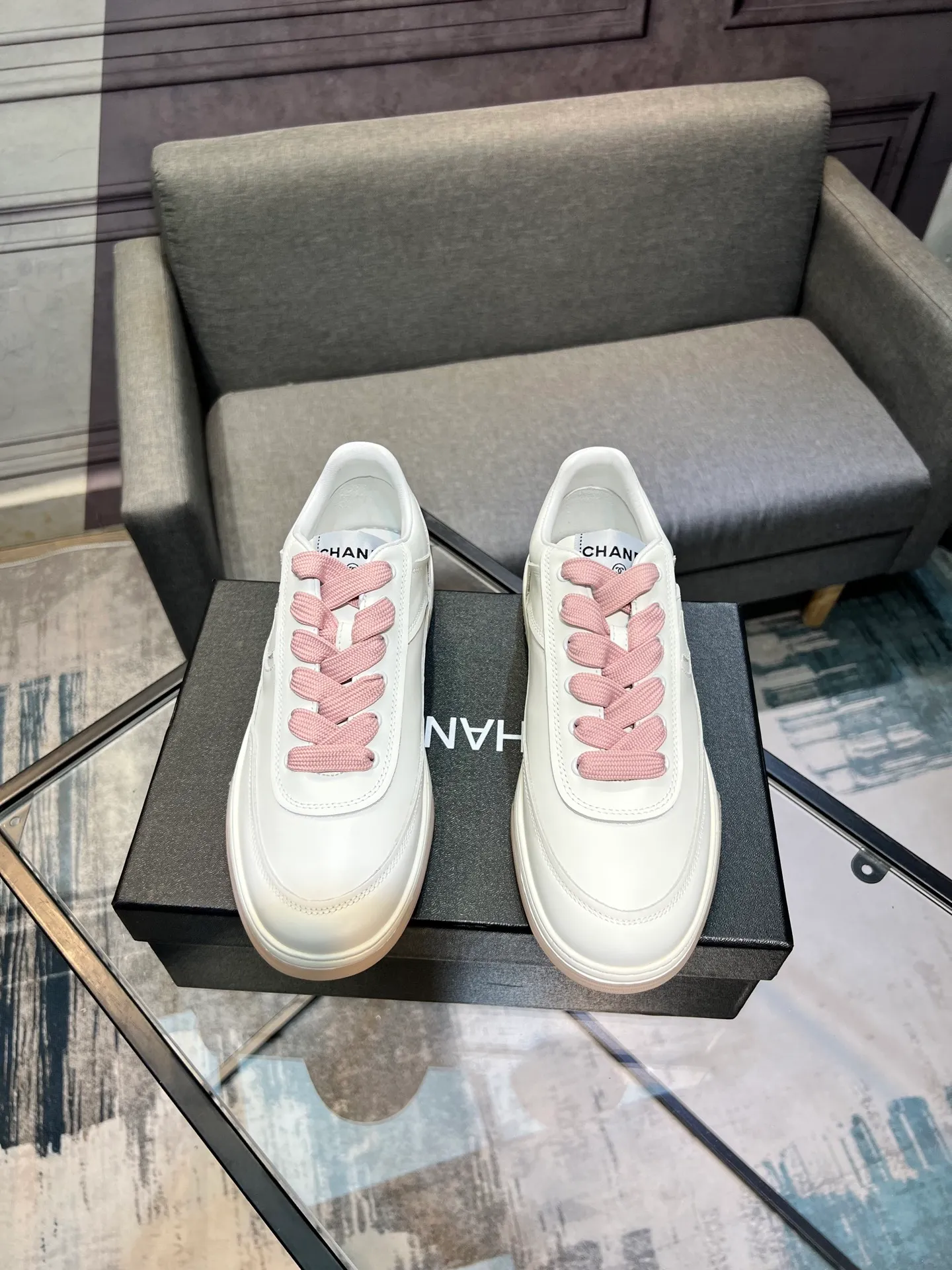 Men's men's shoes 💰620 Exclusive real shot (top version) CHANEL Chanel's new panda sneakers Panda shoes Chanel 2025ss color matching thick-soled casual sports shoes sneakers Counter synchronization The counter is very popular Very difficult to buy a shoe The most popular thick-soled panda shoes on the Internet It is obvious that Xiaoxiang control cannot miss it Simple and versatile white shoes that have both good looks and comfort Thick sole increases height, is super versatile and can be worn with eyes closed😍Whoever wears it will look better. Upper: calfskin. Lining: imported sheepskin lining. Outsole: TPU original outsole. Size: 35-40 (customized for women 41 and 40)